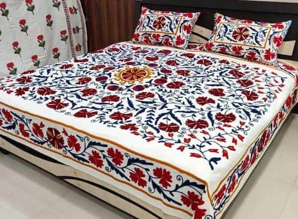 تصویر 4 از رو تختی گل‌ دوزی شده دستی با طراحی سنتی